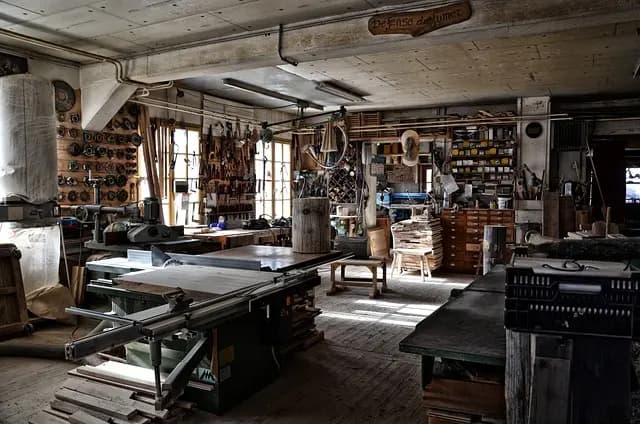 Les métiers d'art qui façonnent les objets anciens