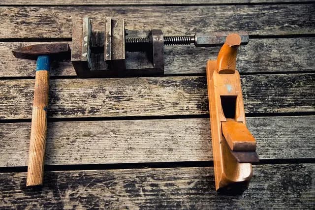 Les trésors oubliés : Comment restaurer un objet ancien avec succès