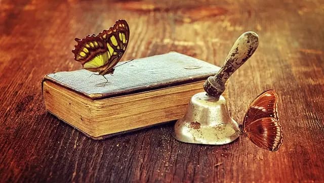 Comment identifier les faux objets anciens : guide complet