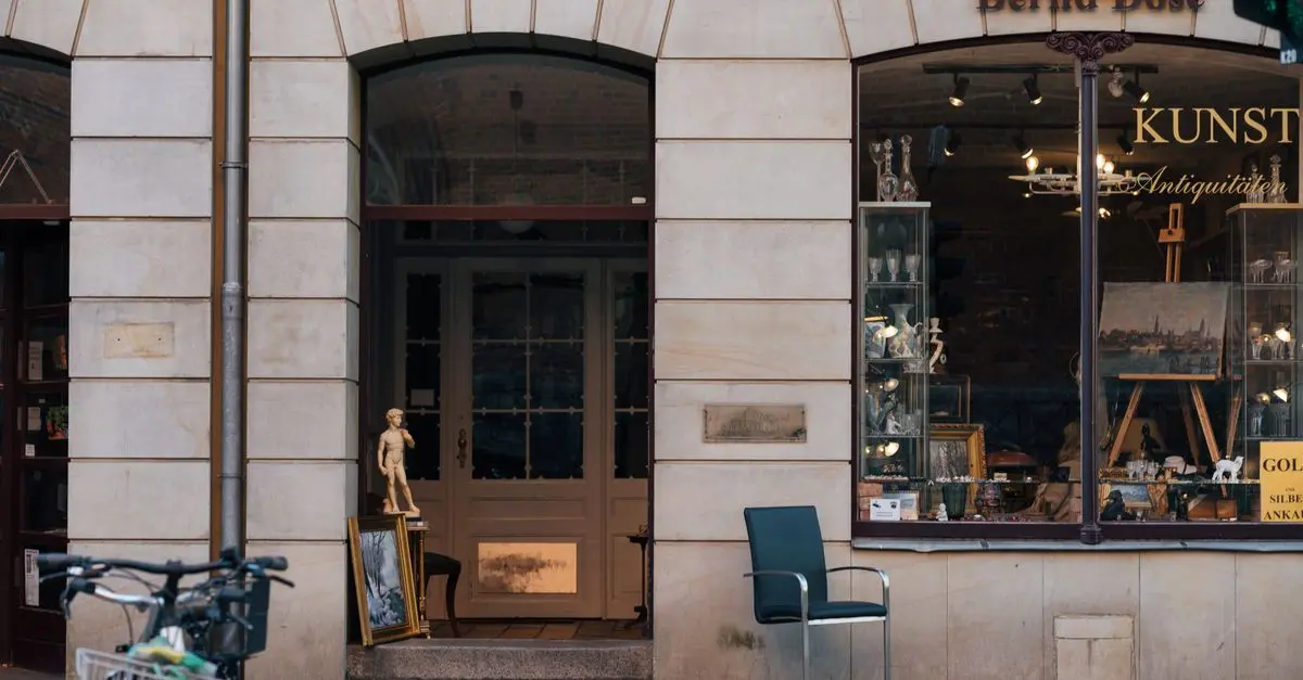 Comparatif : L'achat en ligne vs en magasin d'antiquités