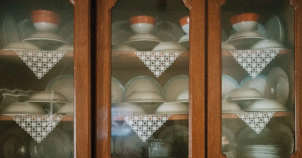 Les objets anciens en porcelaine : histoire et techniques de préservation
