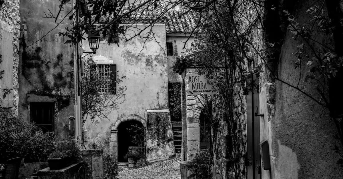 Les secrets des objets anciens : déchiffrer leur histoire