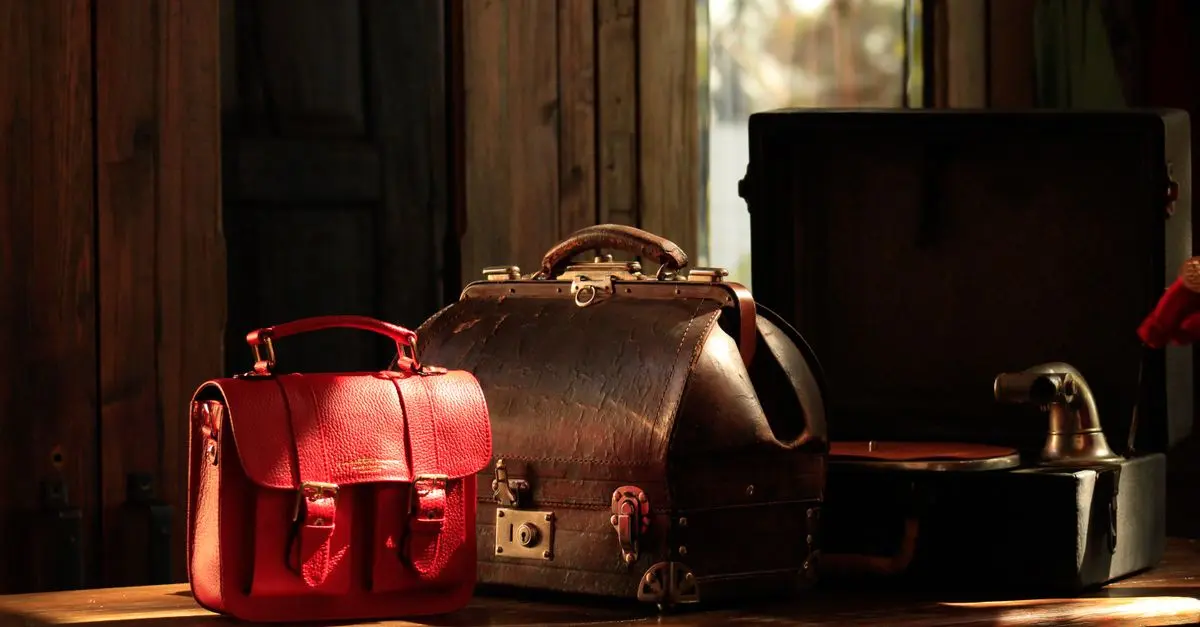 Les objets anciens en cuir : caractéristiques et entretien