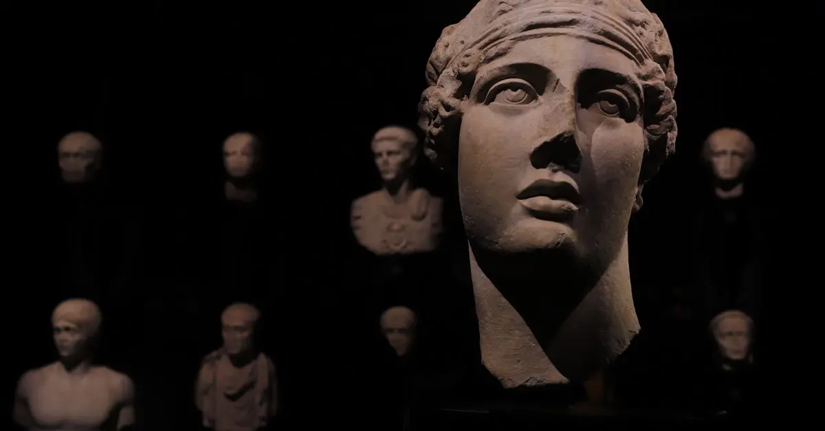 Les secrets des objets anciens : histoire et provenance révélées