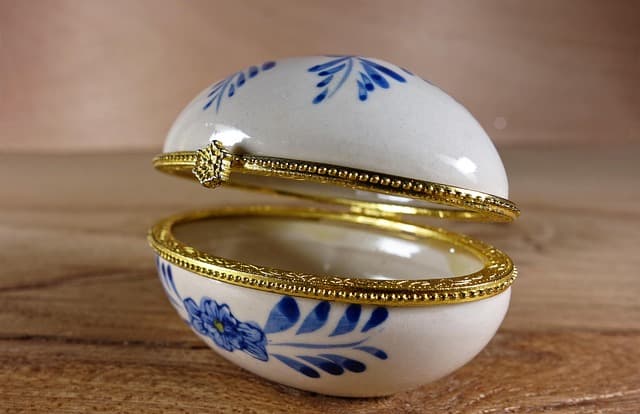 Les objets anciens en faïence : histoire et techniques de préservation