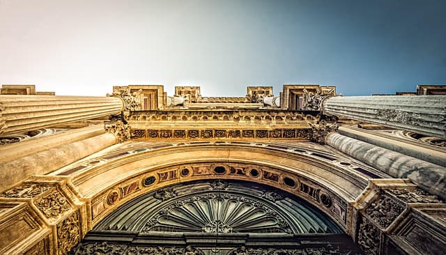 Les secrets des objets anciens : comment déchiffrer leur histoire