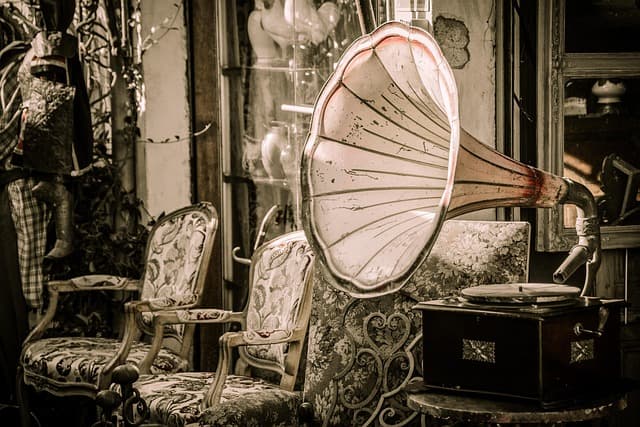 Pourquoi investir dans des objets anciens : avantages et risques
