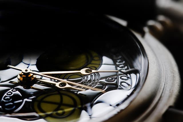 Comment évaluer un objet ancien : astuces et conseils essentiels