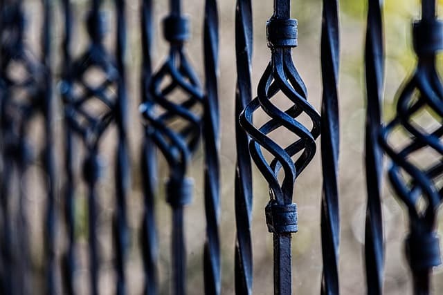 Les objets anciens en fer forgé : histoire et entretien