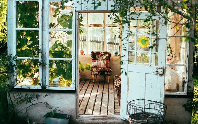 Comment reconnaître un meuble ancien : guide pratique